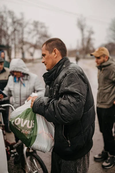 Borodyanka, região de Kiev, Ucrânia. 08 de abril de 2022: Assistência humanitária na aldeia libertada Borodyanka — Fotografia de Stock