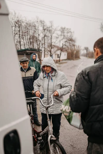 Borodyanka, región de Kiev, Ucrania. 08 de abril 2022: Asistencia humanitaria en la aldea liberada Borodyanka - foto de stock