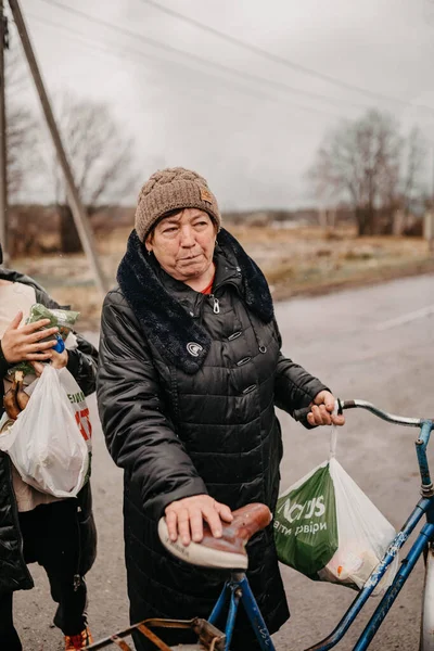 Borodyanka, regione di Kiev, Ucraina. 08 aprile 2022: Assistenza umanitaria nel villaggio liberato Borodyanka — Foto stock