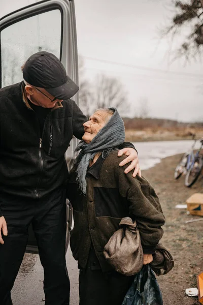 Borodyanka, região de Kiev, Ucrânia. 08 de abril de 2022: Assistência humanitária na aldeia libertada Borodyanka — Fotografia de Stock