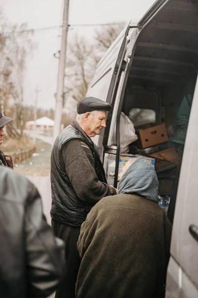 Borodjanka, Gebiet Kiew, Ukraine. 08. April 2022: Humanitäre Hilfe im befreiten Dorf Borodjanka — Stockfoto