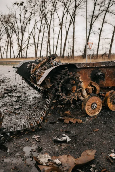 Borodyanka, región de Kiev, Ucrania. 08 de abril 2022: destrucción y extinción del vehículo militar ruso en Borodyanka - foto de stock