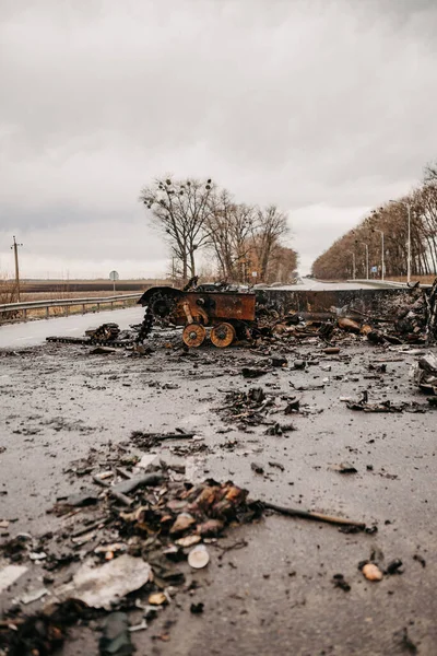 Borodyanka, região de Kiev, Ucrânia. 08 de abril de 2022: destruição e queima de veículos militares russos em Borodyanka — Fotografia de Stock