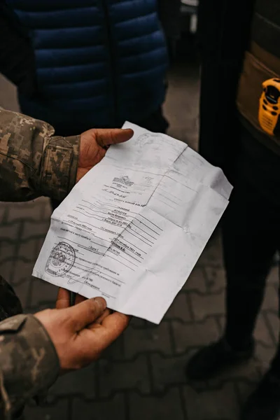 Бородянка, Киевская область, Украина. 08 апреля 2022 года: билет на отпуск русского солдата в селе Бородянка — стоковое фото
