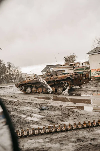 Borodyanka, região de Kiev, Ucrânia. 08 de abril de 2022: destruição e queima de veículos militares russos em Borodyanka — Fotografia de Stock
