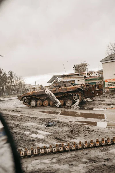 Borodyanka, regione di Kiev, Ucraina. 08 aprile 2022: distruzione e incendio del veicolo militare russo a Borodyanka — Foto stock