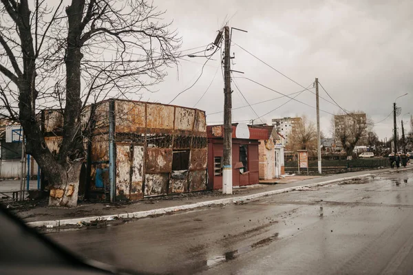 Borodyanka, región de Kiev, Ucrania. Abril 08, 2022: edificio destruido después de la ocupación rusa - foto de stock