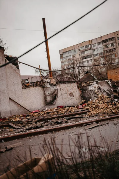 Borodyanka, região de Kiev, Ucrânia. 08 de abril de 2022: edifício destruído após a ocupação russa — Fotografia de Stock