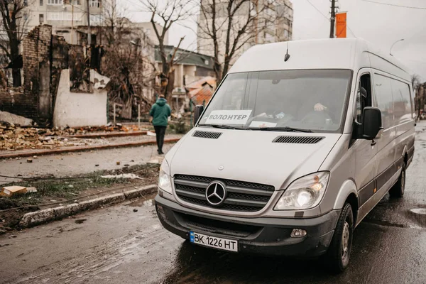 Borodyanka, région de Kiev, Ukraine. 08 avril 2022 : Voiture de volontaire dans le village libéré de Borodyanka — Photo de stock