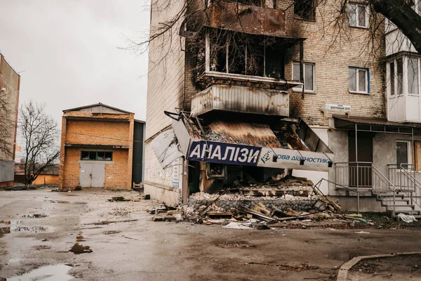 Borodyanka, región de Kiev, Ucrania. Abril 08, 2022: edificio destruido después de la ocupación rusa - foto de stock