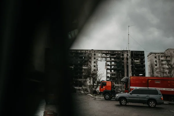 Borodyanka, región de Kiev, Ucrania. Abril 08, 2022: edificio destruido después de la ocupación rusa - foto de stock