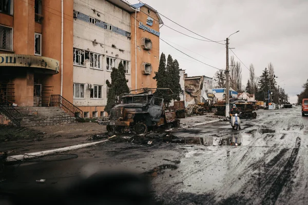 Borodyanka, región de Kiev, Ucrania. 08 de abril 2022: el devastado pueblo de Borodyanka, recientemente liberado de los rusos - foto de stock