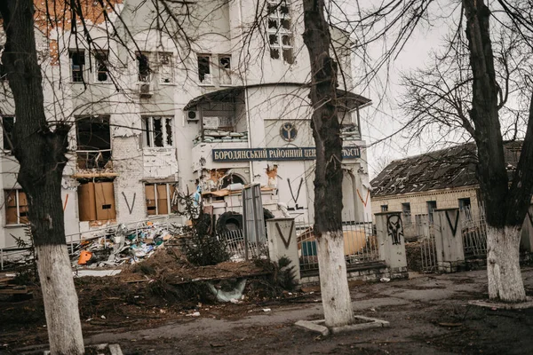 Borodyanka, región de Kiev, Ucrania. Abril 08, 2022: edificio destruido después de la ocupación rusa - foto de stock