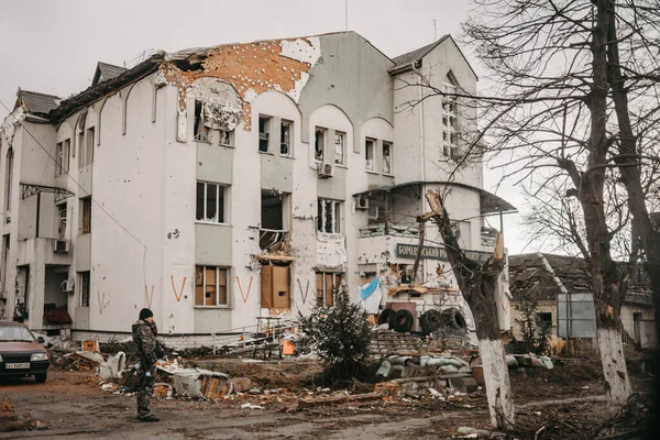 Borodyanka, región de Kiev, Ucrania. Abril 08, 2022: edificio destruido después de la ocupación rusa - foto de stock