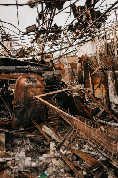 Borodyanka, región de Kiev, Ucrania. 08 de abril 2022: el devastado pueblo de Borodyanka, recientemente liberado de los rusos - foto de stock