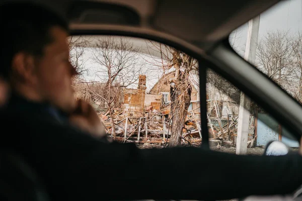 Borodyanka, región de Kiev, Ucrania. Abril 08, 2022: edificio destruido después de la ocupación rusa - foto de stock