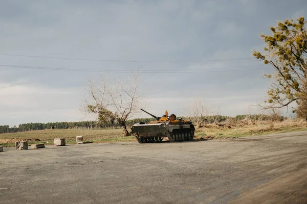 Borodyanka, região de Kiev, Ucrânia. 08 de abril de 2022: destruição e queima de veículos militares russos em Borodyanka — Fotografia de Stock