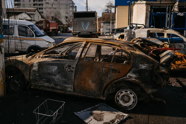 Borodyanka, regione di Kiev, Ucraina. 08 aprile 2022: relitti contorti di auto distrutte dall'esercito russo — Foto stock