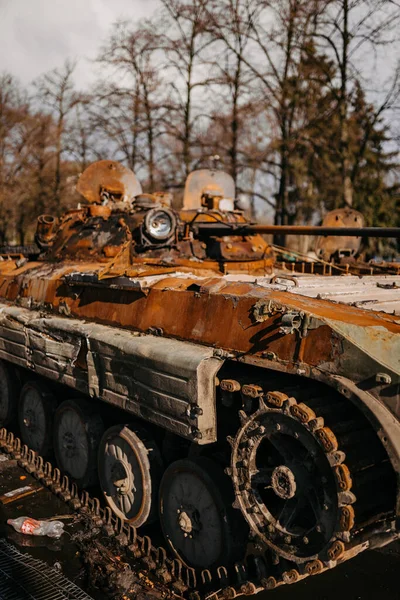 Borodyanka, región de Kiev, Ucrania. 08 de abril 2022: destrucción y extinción del vehículo militar ruso en Borodyanka - foto de stock