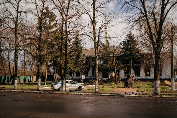 Borodyanka, región de Kiev, Ucrania. Abril 08, 2022: edificio destruido después de la ocupación rusa - foto de stock