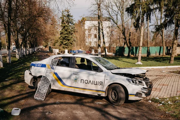 Borodyanka, région de Kiev, Ukraine. 08 avril 2022 : Débris tordus d'une voiture détruite par l'armée russe — Photo de stock