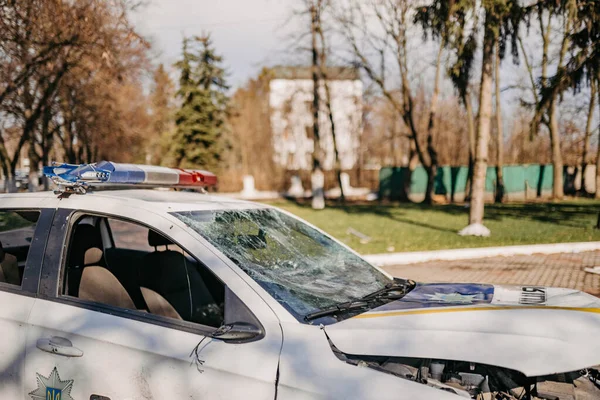 Borodyanka, região de Kiev, Ucrânia. 08 de abril de 2022: destroços torcidos de carro sendo destruídos pelo exército russo — Fotografia de Stock