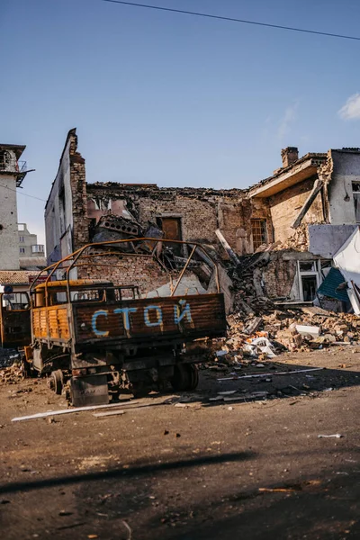 Borodyanka, região de Kiev, Ucrânia. 08 de abril de 2022: a devastada aldeia de Borodyanka, recentemente libertada dos russos — Fotografia de Stock