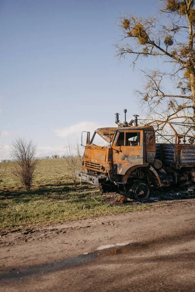 Borodyanka, regione di Kiev, Ucraina. 08 aprile 2022: distruzione e incendio del veicolo militare russo a Borodyanka — Foto stock