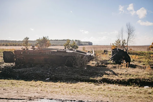 Borodyanka, región de Kiev, Ucrania. 08 de abril 2022: destrucción y extinción del vehículo militar ruso en Borodyanka - foto de stock