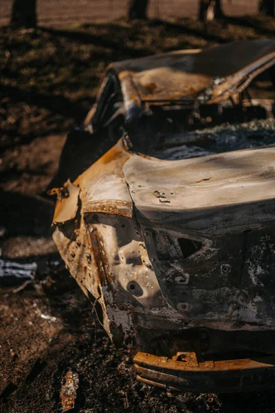 Borodyanka, región de Kiev, Ucrania. Abril 08, 2022: restos retorcidos de coche siendo destruido por el ejército ruso - foto de stock