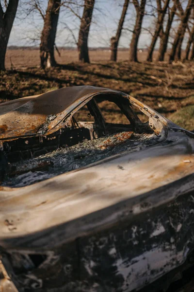 Borodyanka, região de Kiev, Ucrânia. 08 de abril de 2022: destroços torcidos de carro sendo destruídos pelo exército russo — Fotografia de Stock