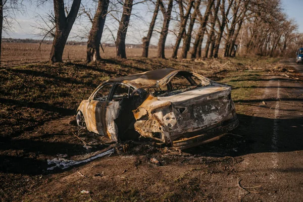 Borodyanka, región de Kiev, Ucrania. Abril 08, 2022: restos retorcidos de coche siendo destruido por el ejército ruso — Stock Photo