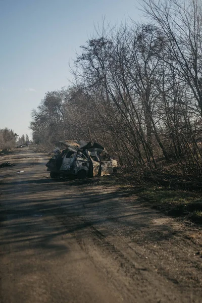 Borodyanka, região de Kiev, Ucrânia. 08 de abril de 2022: destroços torcidos de carro sendo destruídos pelo exército russo — Stock Photo