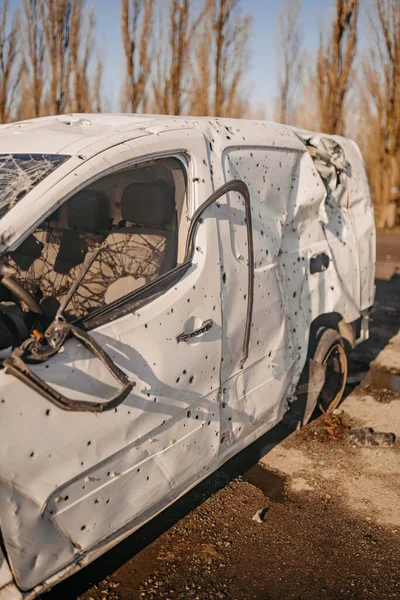 Borodyanka, região de Kiev, Ucrânia. 08 de abril de 2022: destroços torcidos de carro sendo destruídos pelo exército russo — Fotografia de Stock