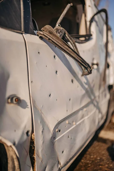 Borodyanka, región de Kiev, Ucrania. Abril 08, 2022: restos retorcidos de coche siendo destruido por el ejército ruso - foto de stock