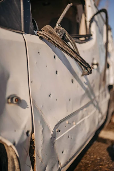 Borodyanka, região de Kiev, Ucrânia. 08 de abril de 2022: destroços torcidos de carro sendo destruídos pelo exército russo — Stock Photo