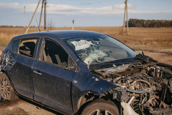 Borodyanka, região de Kiev, Ucrânia. 08 de abril de 2022: destroços torcidos de carro sendo destruídos pelo exército russo — Fotografia de Stock