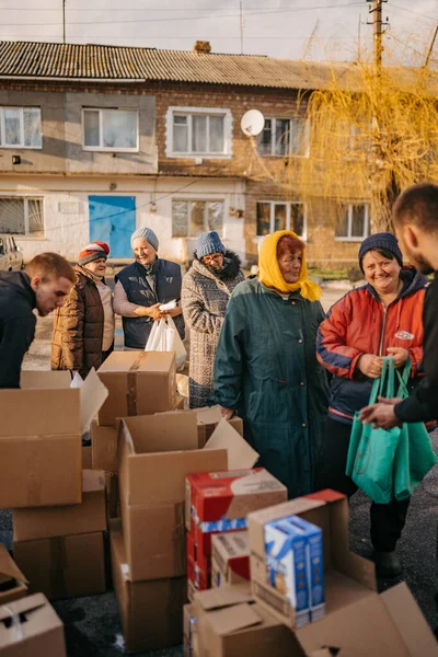 Borodyanka, Kyiv region, Ukraine. April 08, 2022: Humanitarian assistance in liberated village Borodyanka — Stock Photo