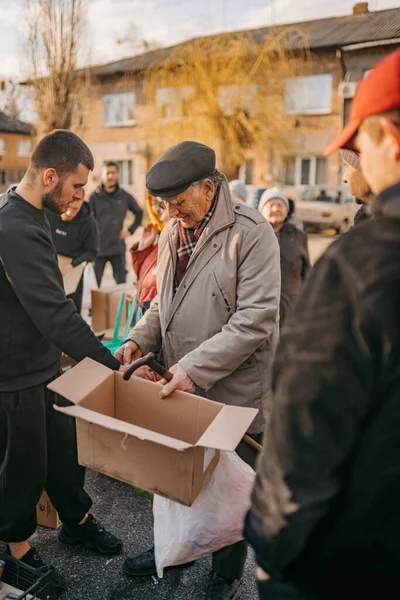 Borodyanka, região de Kiev, Ucrânia. 08 de abril de 2022: Assistência humanitária na aldeia libertada Borodyanka — Fotografia de Stock