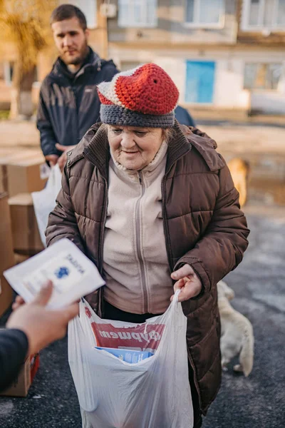 Бородянка, Киевская область, Украина. 08 апреля 2022 года: Гуманитарная помощь в освобожденном селе Бородянка — стоковое фото