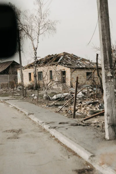 Borodjanka, Gebiet Kiew, Ukraine. 08. April 2022: zerstörtes Gebäude nach russischer Besetzung — Stockfoto