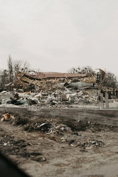 Borodjanka, Gebiet Kiew, Ukraine. 08. April 2022: zerstörtes Gebäude nach russischer Besetzung — Stockfoto