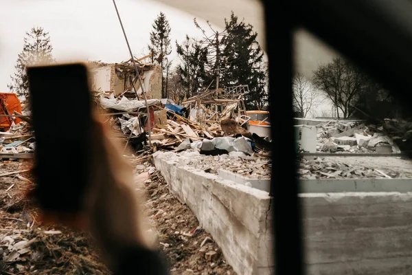 Borodyanka, región de Kiev, Ucrania. Abril 08, 2022: edificio destruido después de la ocupación rusa - foto de stock