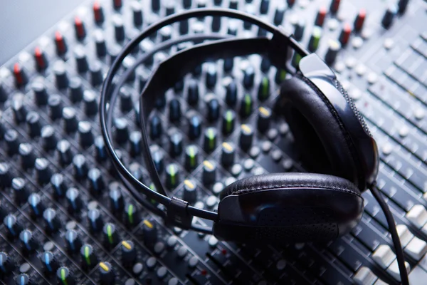 Headpnones on soundmixer — Stock Photo, Image