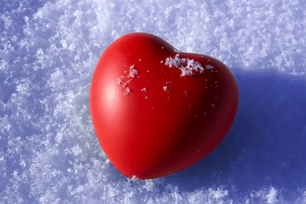 Herz auf Schnee — Stockfoto