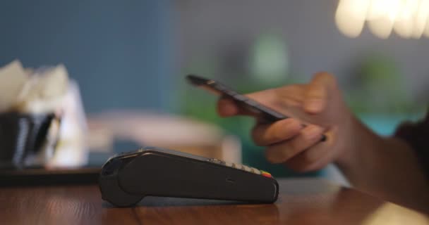 Mann bezahlt mit NFC-Technologie mit Smartphone-Kreditkartenanwendung — Stockvideo