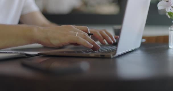 Kézzel gépel szöveget a laptop billentyűzetén és okos órát használ. A fickó, aki online technológiát használ a kávézóban végzett munkájához. Lassú mozgás. — Stock videók