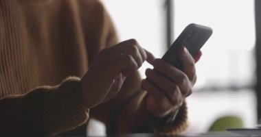 Cep telefonunu elinde tutan, sosyal ağda kişisel sayfayı kaydıran, fotoğraflara bakan, medyada haber okuyan, flört uygulaması kullanan, web sörfü bilgisi kullanan erkekler