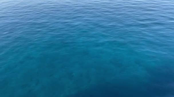 Blauwe watergolven oppervlak, prachtige achtergrond met kopieerruimte. Ariel uitzicht op zee golven kalm en rustig achtergrond.Oceaan water oppervlak textuur in de buurt van het schip, stromende golven en zomer vakantie achtergrond — Stockvideo