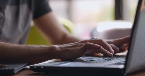 Αρσενικά χέρια χρήστη πληκτρολογώντας στο πληκτρολόγιο laptop κάθονται στο τραπέζι, επιχειρηματίας φοιτητής επαγγελματική μελέτη εργασίας με την έννοια της τεχνολογίας λογισμικού PC, κοντινή προβολή. Αργή κίνηση — Αρχείο Βίντεο